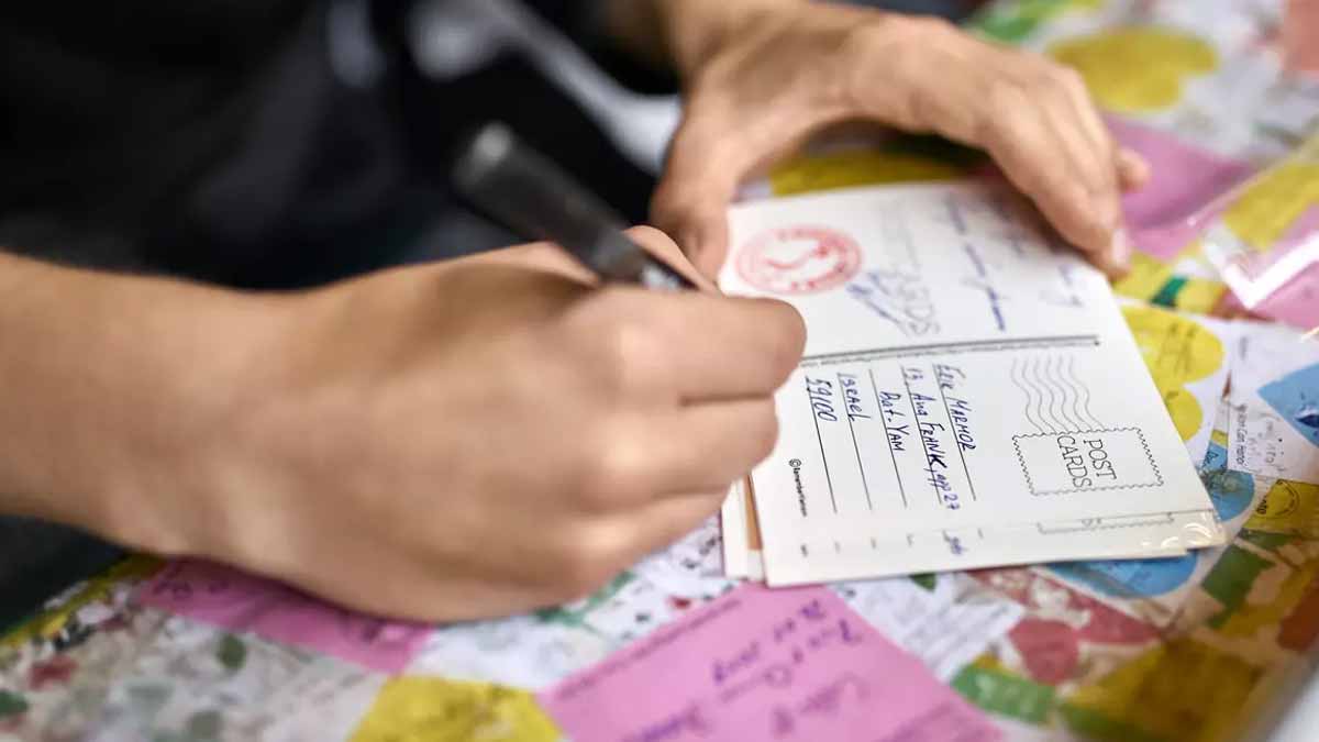 Il envoie une carte postale aux gendarmes qui lui ont retiré le permis, leur réponse est choquante