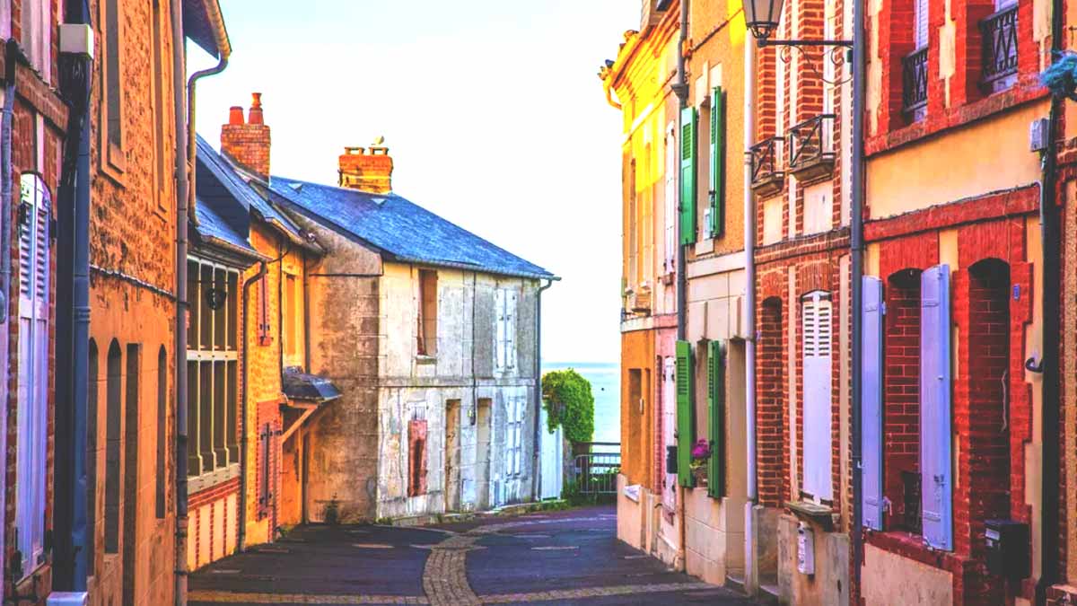 Moins connu que Mers-les-Bains, ce joyau normand fascine avec ses villas de bord de mer