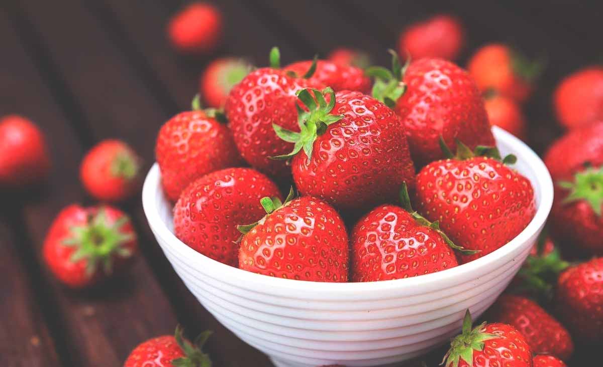 Ni citron, ni sucre : voici ce qu’il faut ajouter pour sublimer la saveur des fraises !