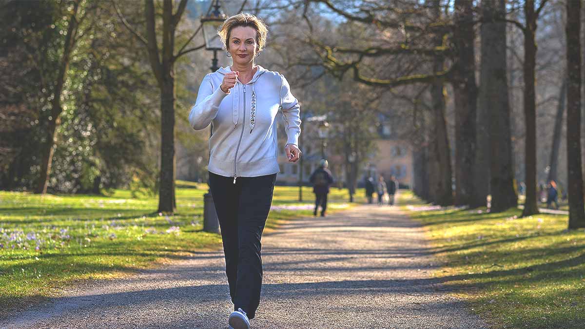Marche : la durée idéale selon un coach pour mincir efficacement après 50 ans